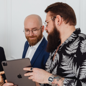 Automatyzacja marketingu dla małych firm: porównanie platform i kosztów wdrożenia.