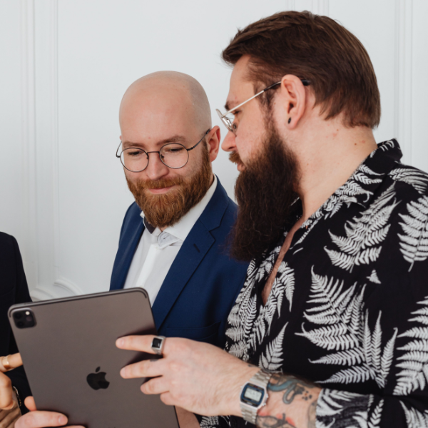 Automatyzacja marketingu dla małych firm: porównanie platform i kosztów wdrożenia.